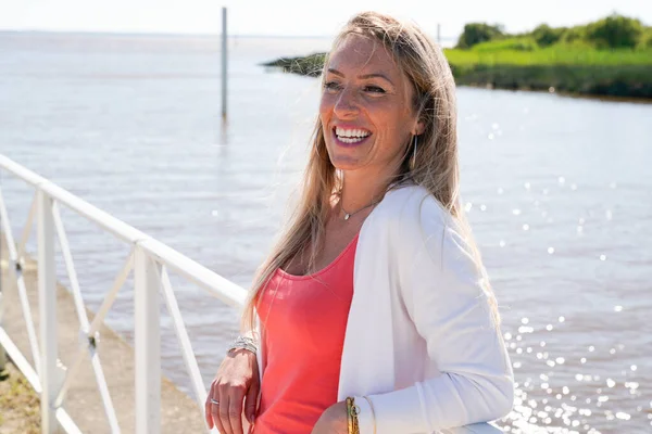 Mooi Jong Blond Vrouw Having Een Heerlijk Tijd Zomer Strand — Stockfoto