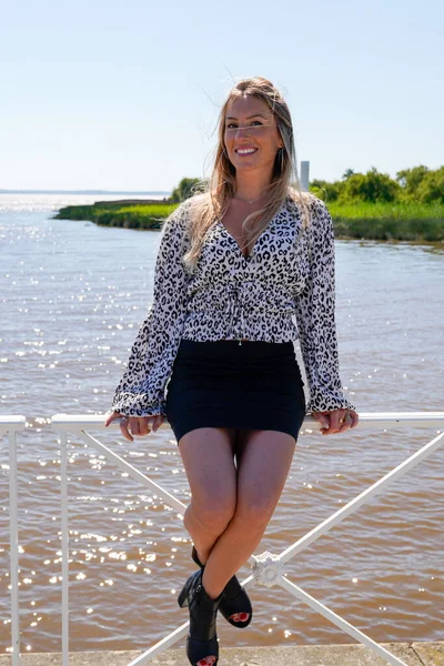 Feliz Bela Mulher Loira Desfrutando Dia Beira Mar Água — Fotografia de Stock