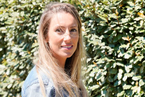 Mooie Blonde Vrouw Vrij Glimlachen Lang Haar Het Park Natuur — Stockfoto