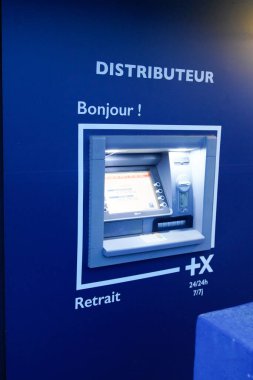Bordeaux, Aquitaine / Fransa - 06: 20 2020: Banka nüfus bankası fransız mağazası amblemi işaretli mavi ATM