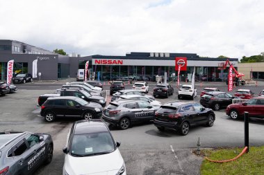 Bordeaux, Aquitaine / France - 06 14 2020: Galeri otomobil mağazasında Nissan logosu