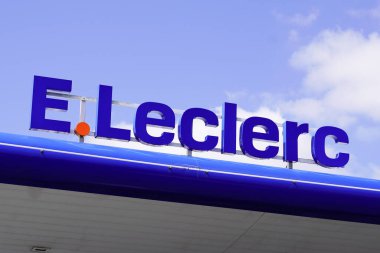 Bordeaux, Aquitaine / Fransa - 06: 20 2020: E.Leclerc mağaza cepheli ünlü süpermarket lekter dükkanının Fransız logosunu imzaladı
