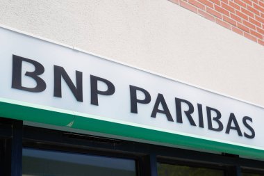Bordeaux, Aquitaine / Fransa - 06 20 2020: Bnp paribas banka dairesi logosu Fransa 'nın çok uluslu ofisinin yeşil işareti