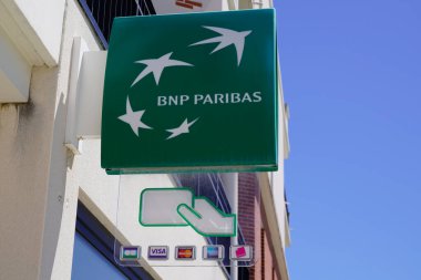 Bordeaux, Aquitaine / Fransa - 06 20 2020: bnp paribas logosu ve Fransız çokuluslu banka yeşil tabelasının logosu