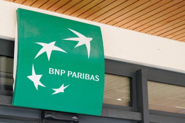 Bordeaux, Aquitaine / Fransa - 06 20 2020: BNP Paribas logo ofisi imzası Fransız Paris banka acentesi