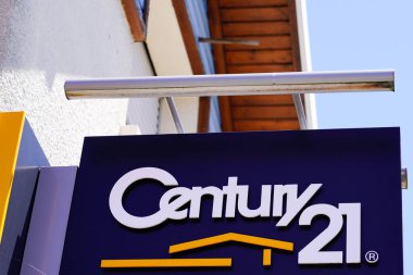 Bordeaux, Aquitaine / France - 06 20 2020: Century 21 tabelası ve emlak mağazası broker ofis dükkanının sarı logosu
