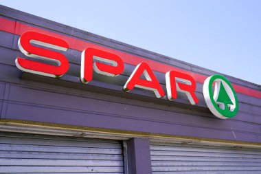 Bordeaux, Aquitaine / Fransa - 06: 20 2020: şehir merkezindeki süpermarketin spor işareti logosu