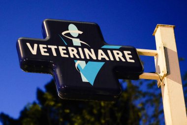 Bordeaux, Aquitaine / Fransa - 06: 20 2020: Fransız veteriner kliniğinin mavi logosu