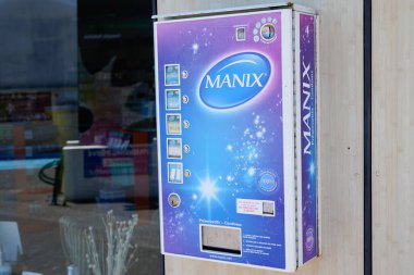 Bordeaux, Aquitaine / Fransa - 06: 20 2020: eczane duvarında manik prezervatif otomatı