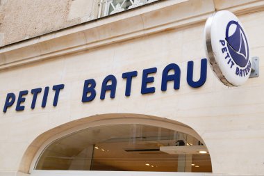 Bordeaux, Aquitaine / Fransa - 06: 20 2020: Petit Bateau mağaza tabelası Fransız bebek ve çocuk giyim mağazası logosu