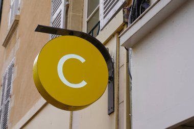 Bordeaux, Aquitaine / Fransa - 06 20 2020: Önbellek Logosu Kadın Moda Dükkanı 'nın etrafında tabela