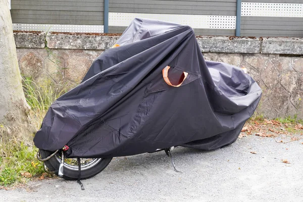 ターパルーンジャケットを着たストリートバイクの保護カバーで保護されたバイク — ストック写真