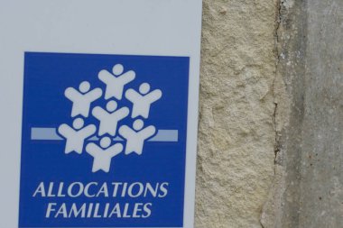 Bordeaux, Aquitaine / Fransa - 06: 20 2020: Fransa 'daki Allowances Fund ofisinin duvar acentesine Caisse kafe logosu dağıtımı