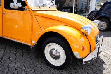 Bordeaux, Aquitaine / Fransa - 06 20 2020: Citroen 2CV Fransız klasik arabası