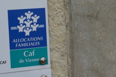 Poitiers, Aquitaine / Fransa - 06: 20 2020: Caisse tahsisatları aile logoları Aile Bütçe Fonu için kafe inşa acentesinin amblemi