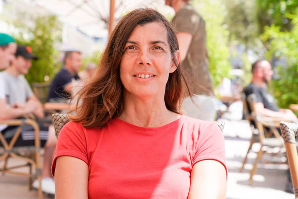 Lachende Vakantie Vrouw Zitten Cafe Restaurant Tafel Buiten Zomer Dag — Stockfoto