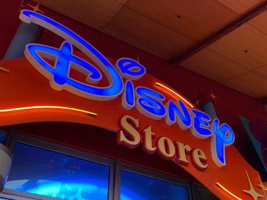 Bordeaux, Aquitaine / Fransa - 06: 20 2020: Disney Store logosu imzası ve Disneyland Village 'daki dükkan etiketi