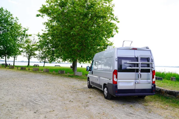 Wohnmobil Wohnmobil Ufer Des Flusses Für Die Nacht Geparkt — Stockfoto