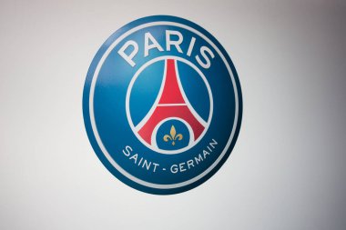 Paris, seine / France - 06: 20 2020: psg logo tabelası Paris Saint Germain futbol kulübünün duvarında