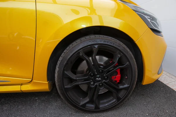 Бордо Аквитания Франция 2020 Renault Clio Black Wheel Logo Sign — стоковое фото