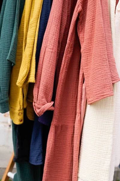 Mağazadaki Askılarda Renkli Kıyafetler — Stok fotoğraf