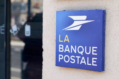 Bordeaux, Aquitaine / Fransa - 07 05 05 2020: La Banque Postale logosu, Fransız banka posta atölyesi mağazasının mavi logosunu imzaladı