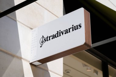 Bordeaux, Aquitaine / Fransa - 07 05: 2020: Stradivarius sokak giyim modasının amblem işareti