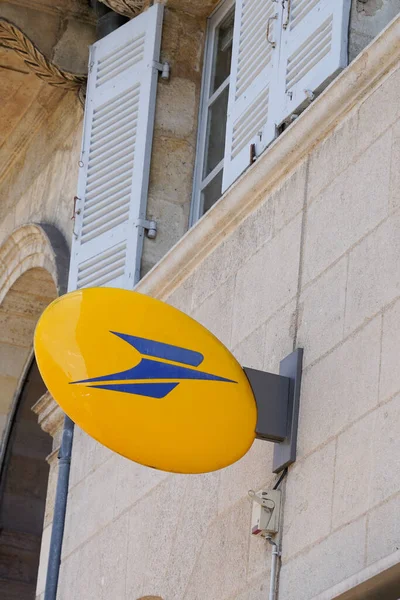 法国阿基坦波尔多 2020 法国邮局法国分店的拉坡斯特标志黄色和蓝色 — 图库照片