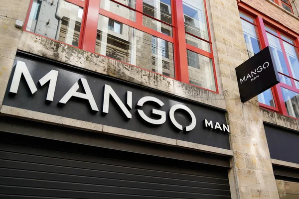 Burdeos Aquitania Francia 2020 Mango Man Logo Sign Clothing Store — Foto de Stock