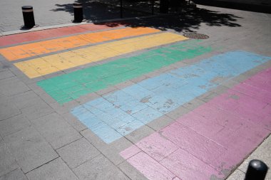 Bordeaux şehrinde LGBT renkli gökkuşağı lezbiyeninde yaya geçidi işareti