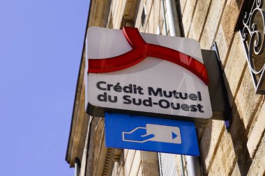 Bordeaux, Aquitaine / France - 07 06 2020: Bankanın sokaktaki şubesinin kredi kartı ve ATM logosu
