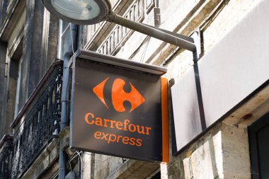 Bordeaux, Aquitaine / Fransa - 07 06 2020: Markette Carrefour ekspres logo işareti