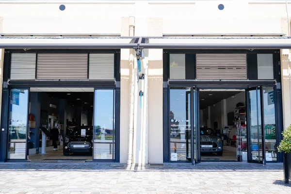 Bordeaux Aquitaine France 2020 Mini Distribuership Shop Entry Car Store — стокове фото