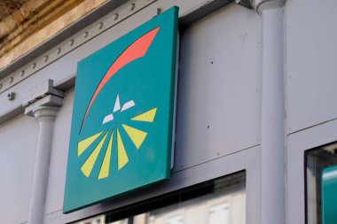 Bordeaux, Aquitaine / Fransa - 07 06 2020: Fransız Sigorta Bürosu 'nda Groupama logosu yeşil tabelası