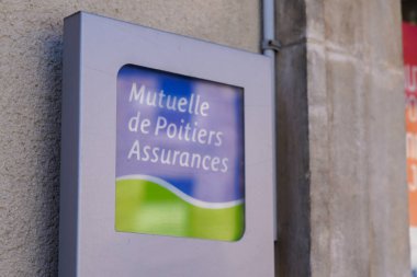 Bordeaux, Aquitaine / Fransa - 06: 20 2020: Mutuelle de Poitiers Fransız ortak sigorta şirketinin duvar girişi ofisindeki logo taahhüdü