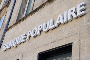 Bordeaux, Aquitaine / Fransa - 07 07 07: 2020: Banque Populaire logosu ve Fransız Popüler Bankası binasının ön cephesinde metin imzası