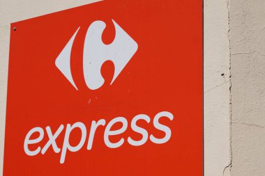 Bordeaux, Aquitaine / France - 07 07 07 2020: Fransız bakkal perakende mağazasında Carrefour ekspres pazar logosu
