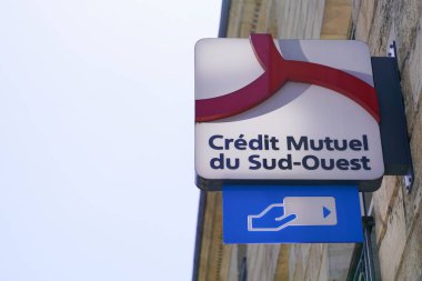 Bordeaux, Aquitaine / Fransa - 07 07 07: 2020: kredi kırmızı logo ATM 'si ve banka binasının ön cephesindeki metin işareti