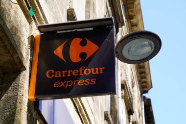 Bordeaux, Aquitaine / Fransa - 07 07 07: 2020: Carrefour ekspres metin logosu ve şehir merkezindeki alışveriş merkezi süpermarketinin girişinde imza