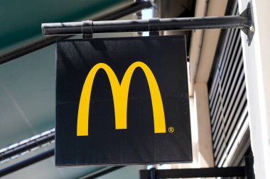 Bordeaux, Aquitaine / France - 07 07 07 2020: Mac Donald m sarı logo işareti Amerikan McDonald 'ın fast food restoranının markası