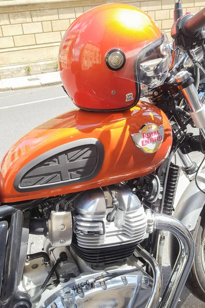 Bordeaux Aquitaine France 2020 Royal Enfield Помаранчевий Індійський Мотоцикл Шоломом — стокове фото
