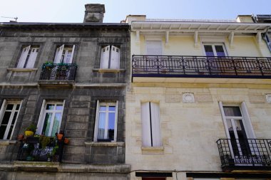 Yıkanmadan önce ve sonra eski binaların yenilenmesi temiz ve kirli duvar cephesinde fark yaratır.