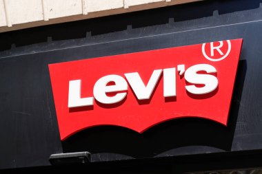 Bordeaux, Aquitaine / France - 07 07 07 2020: Levi 's logo kırmızısı işareti giyim mağazası levi strauss perakende mağazası
