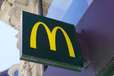 Bordeaux, Aquitaine / Fransa - 07 07 07 2020: M McDonald logosu ve McDonalds restoranının fast food restoranının duvarına imza