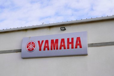 Bordeaux, Aquitaine / France - 07 07 07 2020: yamaha motosiklet dükkanında metin amblemi işareti