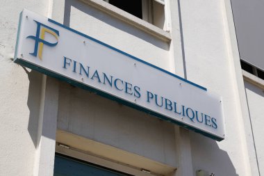 Bordeaux, Aquitaine / Fransa - 07 07 07: 2020: Fransız kamu maliyesi yönetim binasının duvar inşaatında Halk Logosu imzası