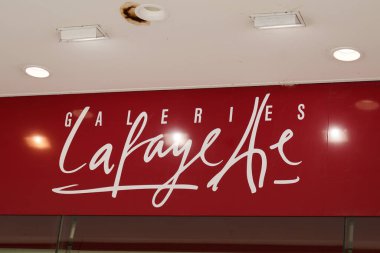 Bordeaux, Aquitaine / France - 07 07 07 2020: Galeries Lafayette logosu üst düzey Fransız mağaza zincirini imzaladı