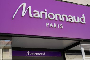 Bordeaux, Aquitaine / Fransa - 07 07 07: 2020: kukla logosu ve mağaza zinciri kozmetik mağaza parfümü ve moda güzelliği.