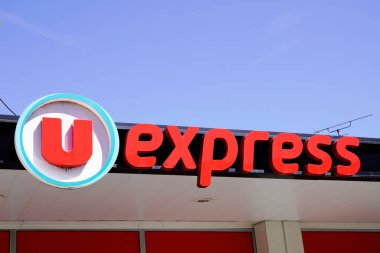 Bordeaux, Aquitaine / Fransa - 07 07 07 2020: U ekspres amblemi Fransız süpermarketi için U işareti