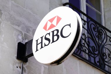 Bordeaux, Aquitaine / Fransa - 07 07 07 07 2020: HSBC bankası yuvarlak logo İsviçre imza mağazası finans hizmetleri bürosu bankacılığı
